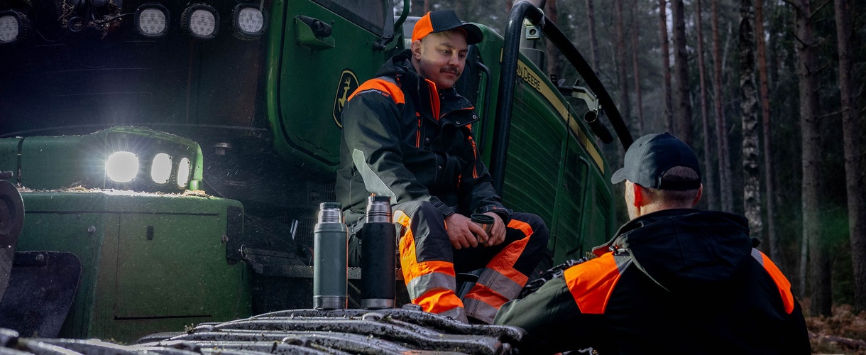 Forestry Line arbetskläder i skogen Forestry Line arbetskläder i skogen